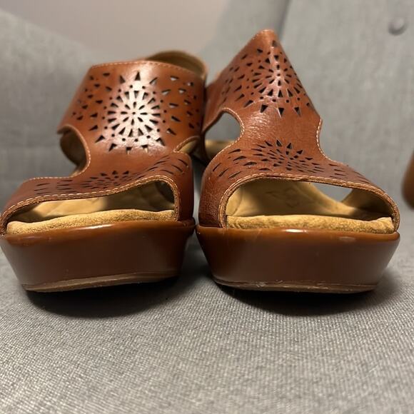 Comfortiva womens cut out leather wedge sandal size 6.5 - Picture 8 of 10